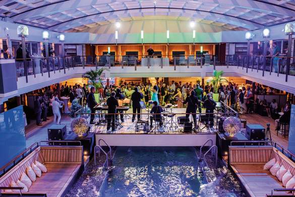 Hapag Lloyd EUROPA 2 Poolparty 02.jpg